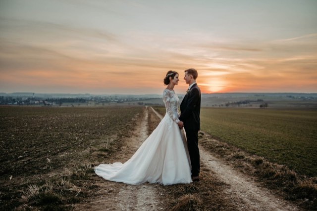 Brautpaar im Sonnenuntergang