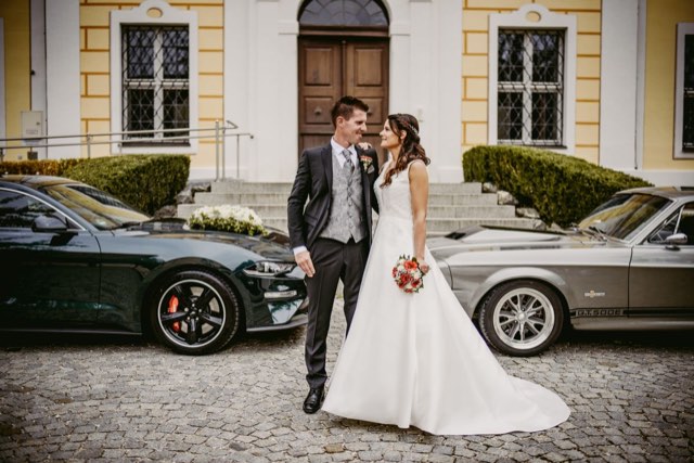 Brautpaar mit zwei Mustangs
