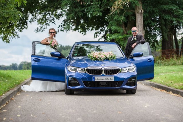 Brautpaar mit BMW