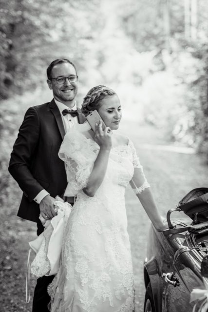 Witziges Hochzeitsportrait mit Handy