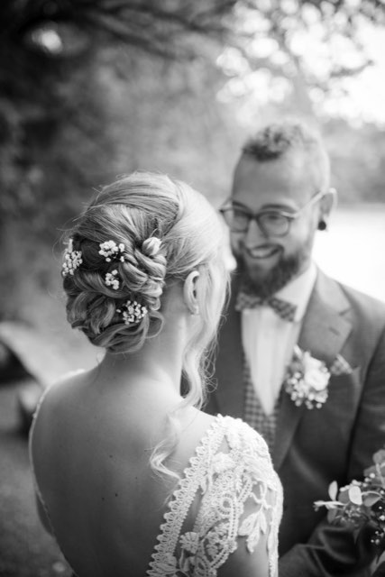 Hochzeitsportrait im Wald in Schwarz-Weiß