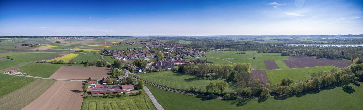 Luftbild von Pless im Unterallgäu