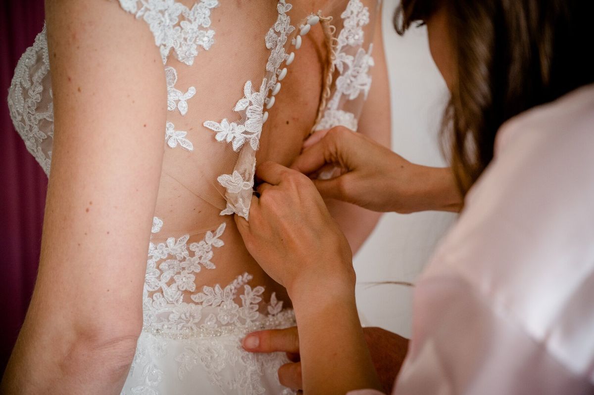 Das Kleid wird geschlossen